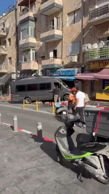 א פרוי איז קריטיש פארוואונדעט געווארן נאכדעם וואס א מיניבאס האט אריינגעקראכט אין א געשעפט אין ירושלים