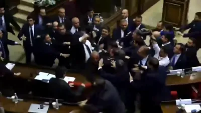 מכות אין פארלאמענט: ארמענישע געזעצגעבער האבן זיך ווילד צעשלאגן אינמיטן א זיצונג