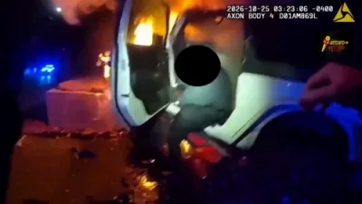 דראמאטישע באדי-קעם ווידיאו: פאליציאנטן ראטעווען ארויס א פארכאפטן דרייווער פון א ברענענדיגע קאר אין בלויז 60 סעקונדעס