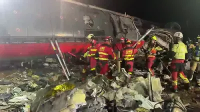 שפאנישע מיליטער ארבעט אויפצוהייבן די אראפגעפארענע וואגאנען נאך די טויטליכע באן עקסידענט