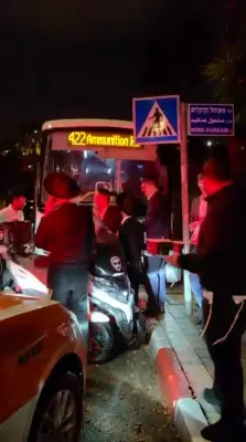 א 422 באס אין ירושלים האט אריינגעקראכט אין די סעיפטי בעריערס אינמיטן די רעגן; קיין פארוואונדעטע נישט באריכטעט