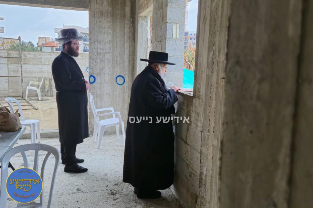 אידישע נייעס | האדמו"ר מפינסק קארלין איז מתפלל קעג