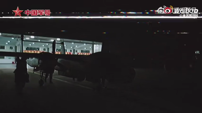 כינעזער שפיאנאזש אטאקע דראונס פילמירן די טייפּאי 10