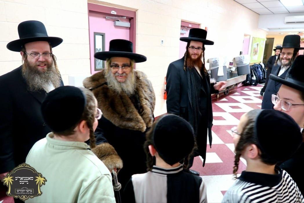 כ''ק רבינו הגה''ק שליט"א ביים זיך אומקוקן אויף די 