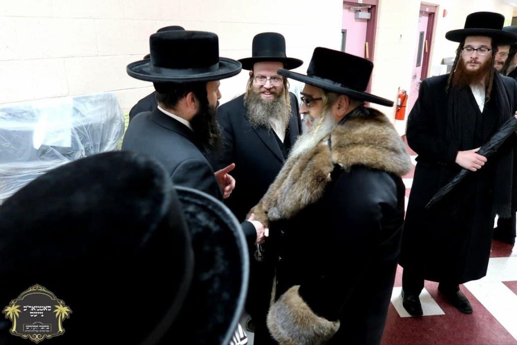 כ''ק רבינו הגה''ק שליט"א ביים זיך אומקוקן אויף די 