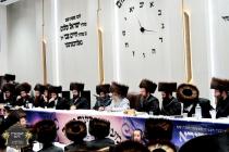 כ''ק רבינו הגה''ק שליט''א ביים מעמד קביעות מזוזה ו