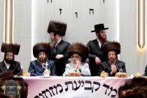 כ''ק רבינו הגה''ק שליט''א ביים מעמד קביעות מזוזה ו