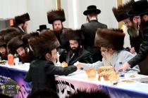 כ''ק רבינו הגה''ק שליט''א ביים מעמד קביעות מזוזה ו