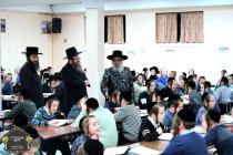 כ''ק רבינו הגה''ק שליט"א ביים זיך אומקוקן אויף די 