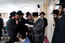 כ''ק רבינו הגה''ק שליט"א ביים זיך אומקוקן אויף די 