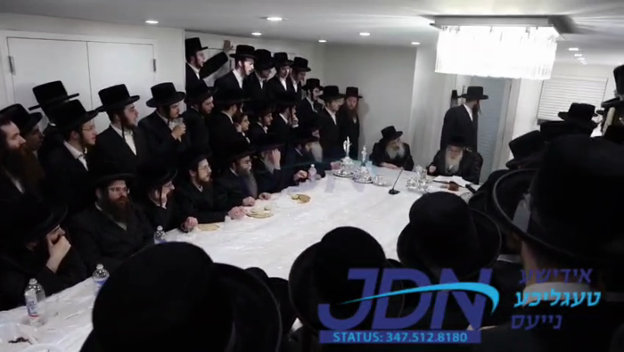 האדמו"ר מצאנז קלויזענבורג ביים טיש לרגל פסח שני בב