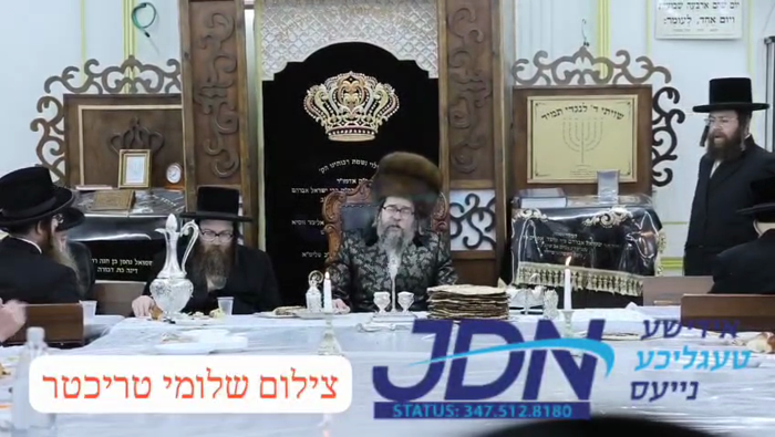 האדמו"ר מסקולען פון ירושלים ביים טיש לרגל פסח שני.