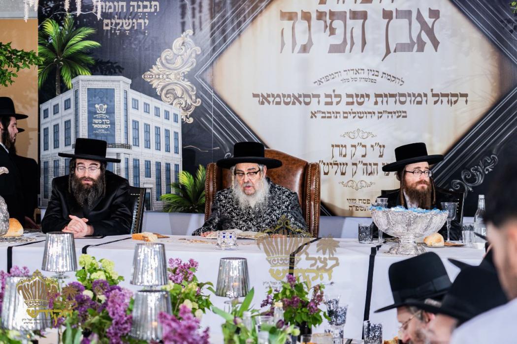 🌴 בצל הקודש 🌴
רבינו שליט"א ביי תפילת מנחה און דערנ
