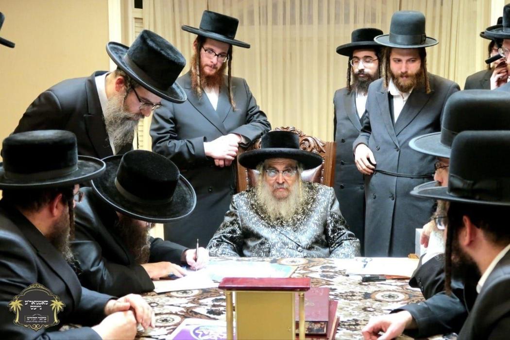 חתימת שטרות בקו"פ מאנטאג נאכט בביתו נאוה קודש, בעת