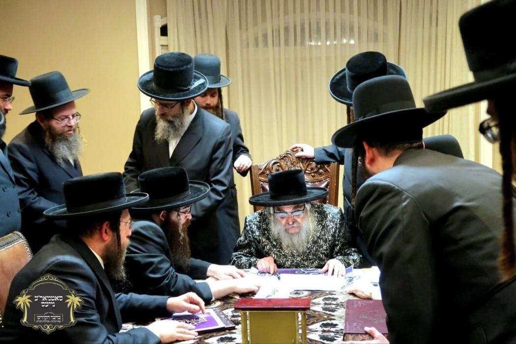 חתימת שטרות בקו"פ מאנטאג נאכט בביתו נאוה קודש, בעת