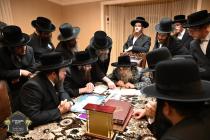 חתימת שטרות בקו"פ מאנטאג נאכט בביתו נאוה קודש, בעת