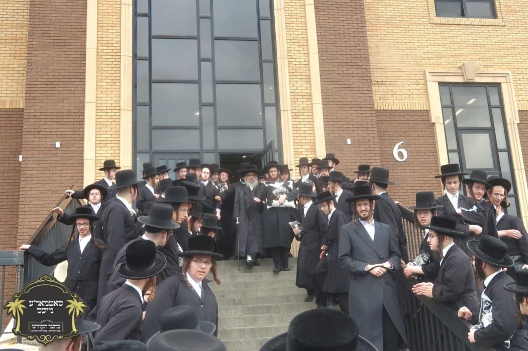כ"ק רבינו הגה"ק שליט"א בהיכל המתיבתא סניף קדושת יו