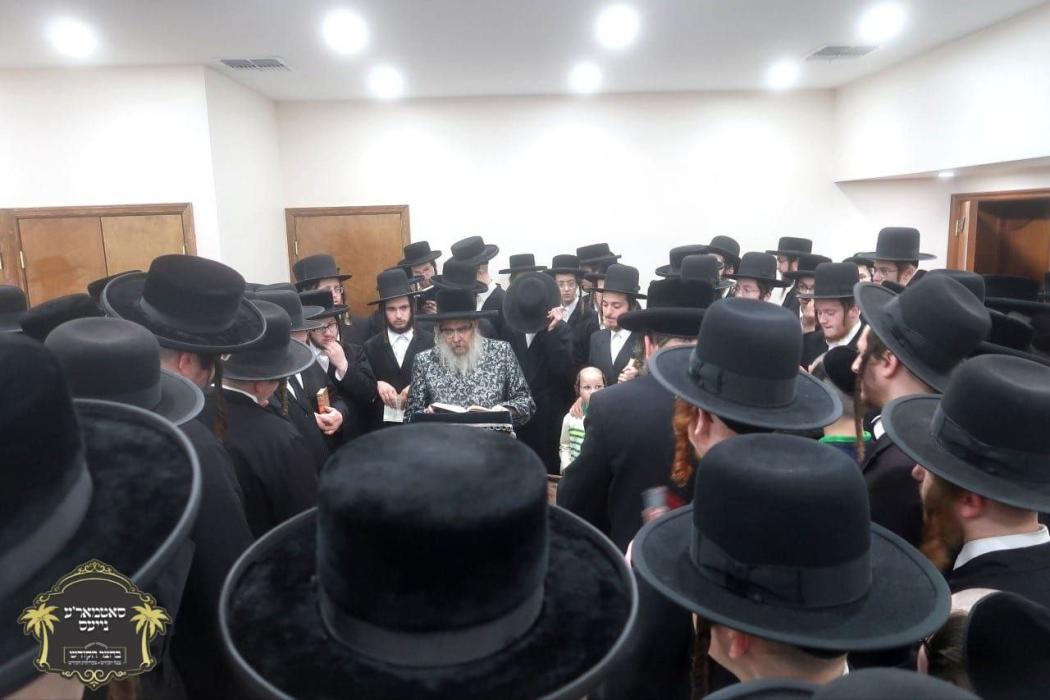 כ"ק רבינו הגה"ק שליט"א ביי תפילת מנחה שבעה עשר בתמ