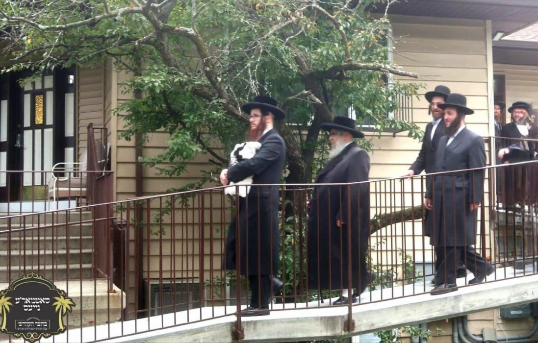 כ"ק רבינו הגה"ק שליט"א ביי תפילת מנחה שבעה עשר בתמ