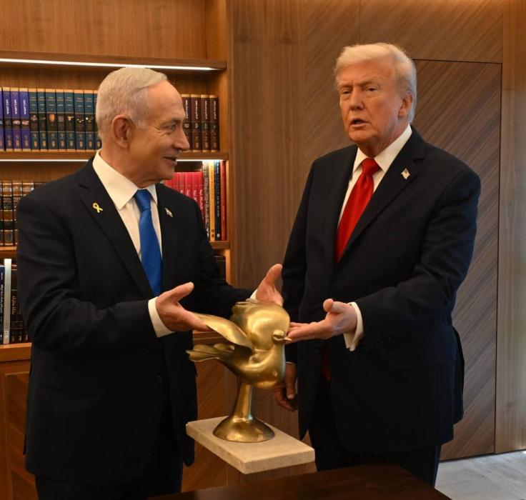 פרעזידענט טראמפ האט באקומען א גאלדענע טויב, אן אוי