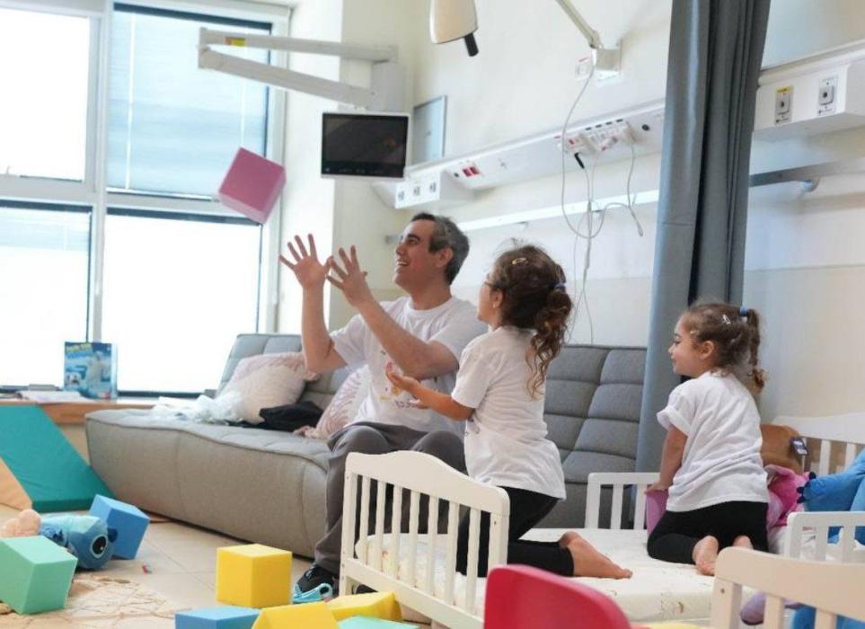 עמאציאנאלער בילד ווי דער משכון אמרי מירון שפילט מי