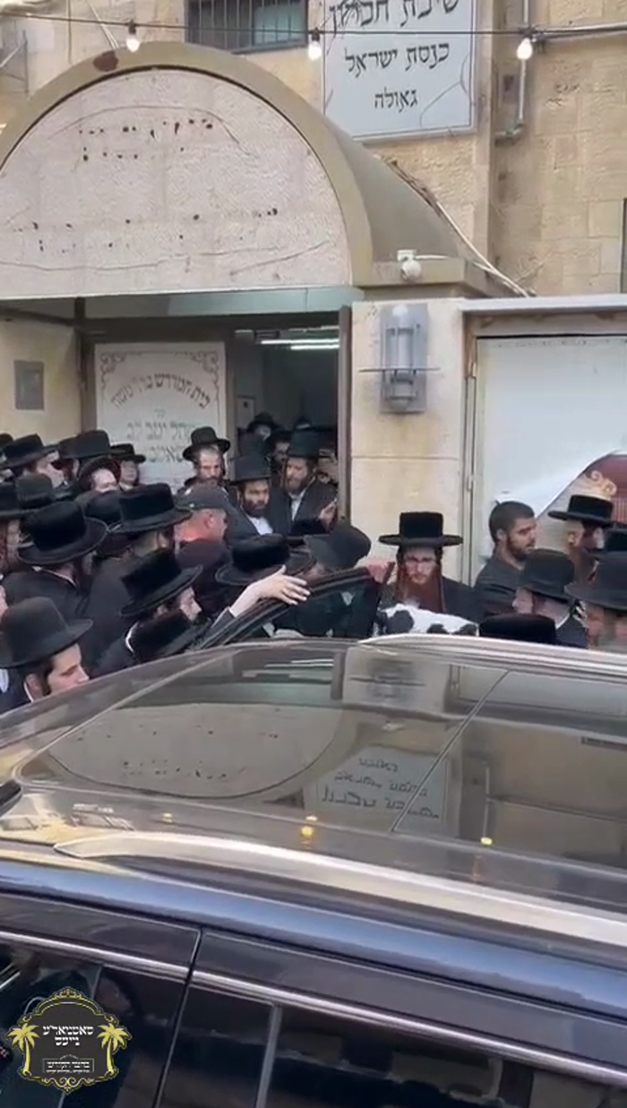 כ''ק רבינו הגה''ק שליט"א ביים פארלאזן בית מדרשינו 