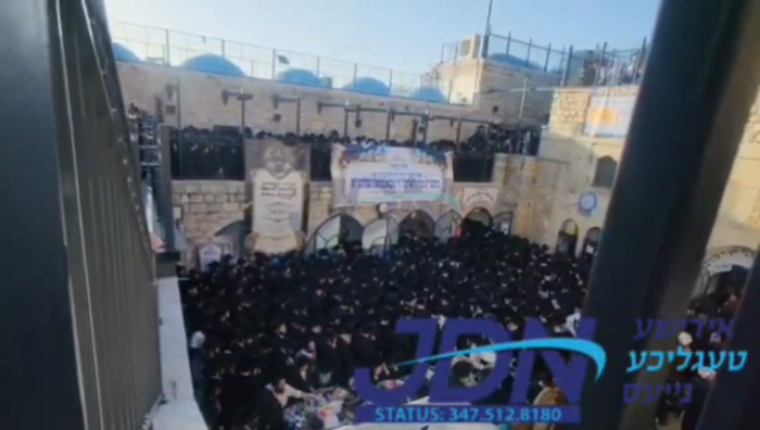 האדמו"ר מסאטמאר ביים זאגן דברי התעוררות מיט בכיות,