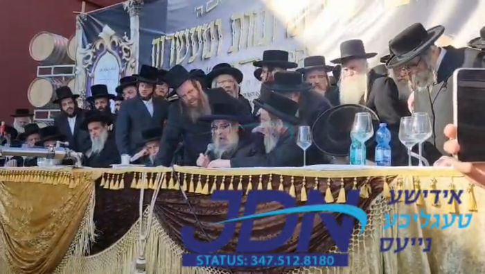 האדמו"ר מסאטמאר ביים מקיים זיין מצות תרומות ומעשרו