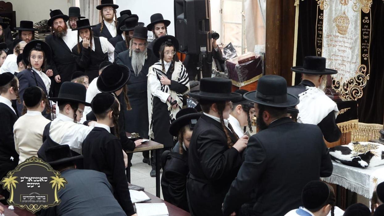 ערשטע בילדער כ''ק רבינו הגה''ק שליט''א ביי תפילת ש