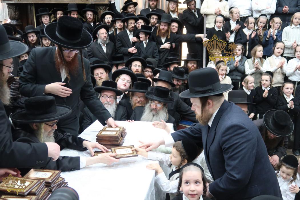 🌴בצל הקודש 🌴
רבינו שליט"א ביים מסיבת לחיים נאך תפי