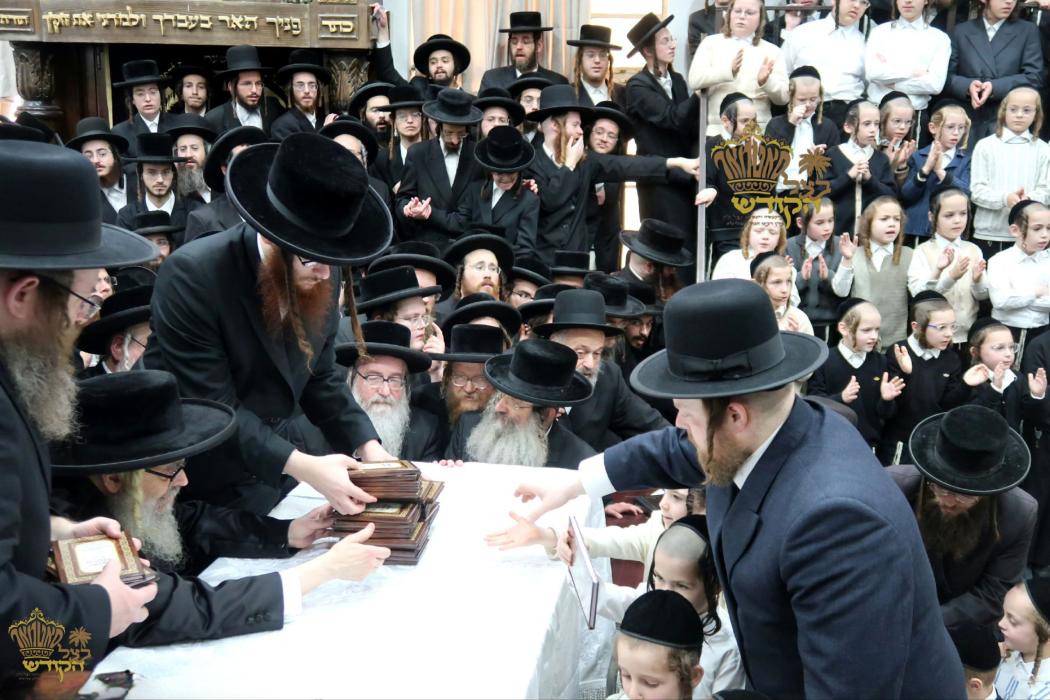 🌴בצל הקודש 🌴
רבינו שליט"א ביים מסיבת לחיים נאך תפי