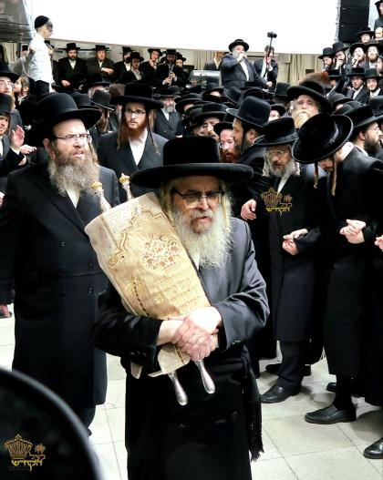 🌴בצל הקודש🌴
רבינו שליט''א ביים מעמד הכנסת ספר תורה