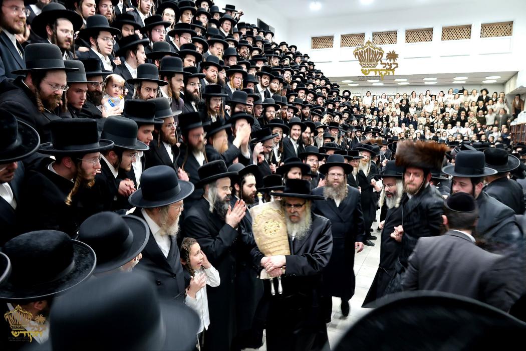 🌴בצל הקודש🌴
רבינו שליט''א ביים מעמד הכנסת ספר תורה