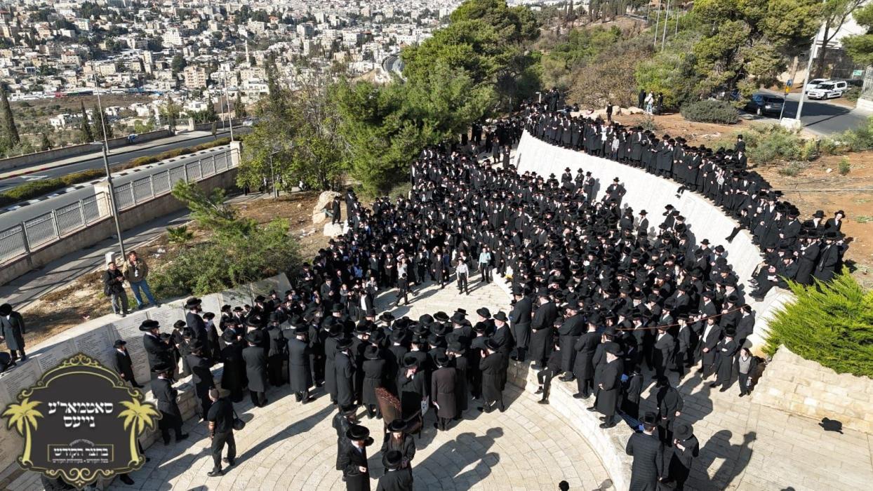 כ''ק רבינו הגה''ק שליט"א ביי הר הצופים מול מקום המ