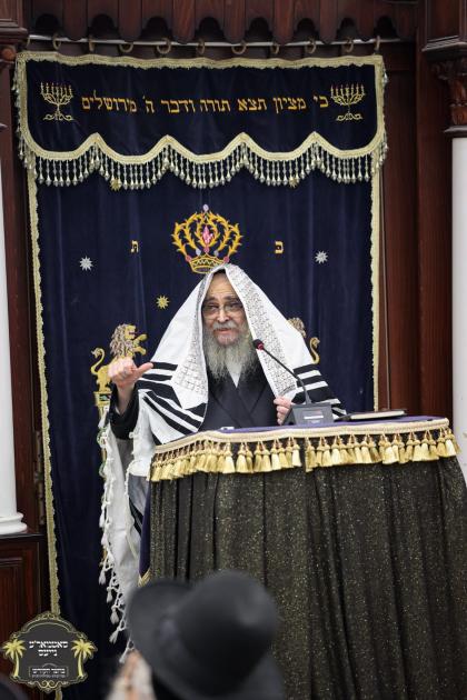 כ''ק רבינו הגה''ק שליט"א ביים משמיע זיין דעם שיעור