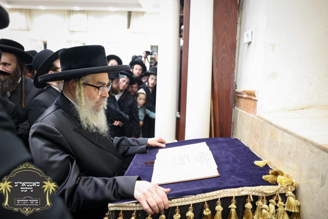 כ''ק רבינו הגה''ק שליט"א ביים משמיע זיין דעם שיעור