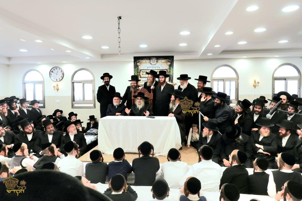 🌴בצל הקודש 🌴
רבינו שליט"א ביים מסיבת לחיים נאך תפי