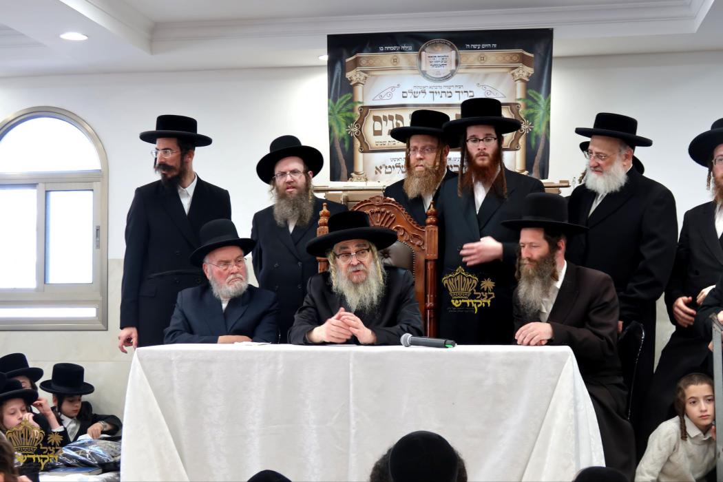 🌴בצל הקודש 🌴
רבינו שליט"א ביים מסיבת לחיים נאך תפי