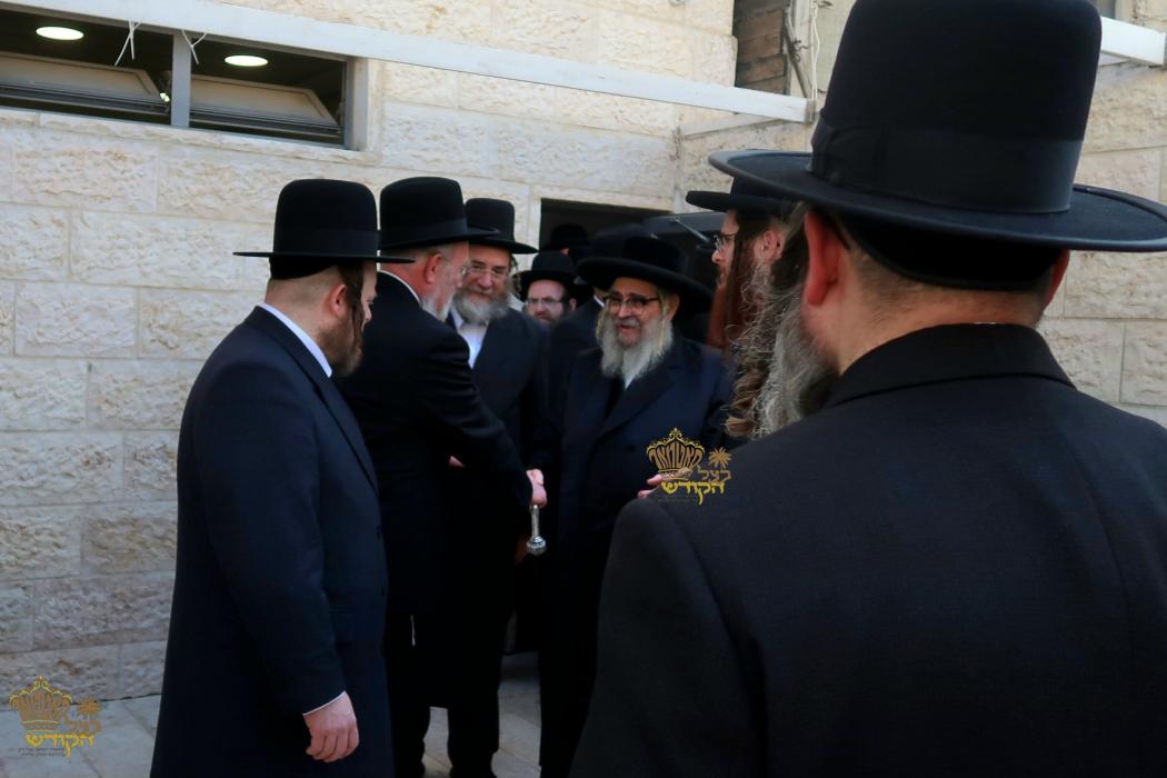 🌴בצל הקודש 🌴
רבינו שליט"א ביים זיך אומקוקן אויף די