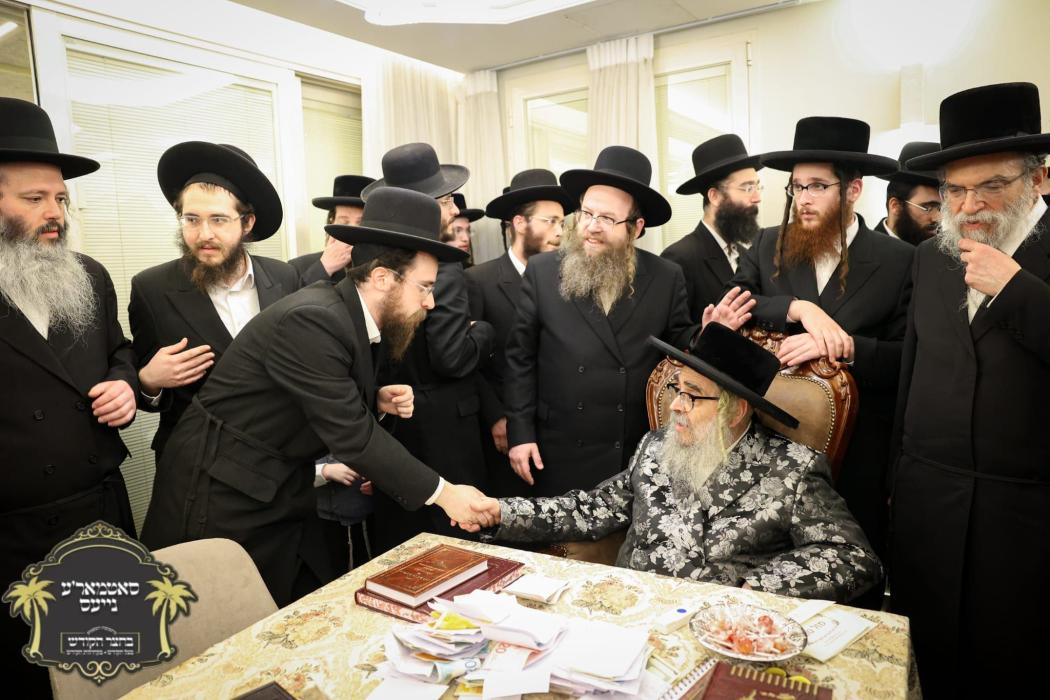 א קבוצה אינגעלייט מחסידי גור ביים זיך פארהערן ביי 