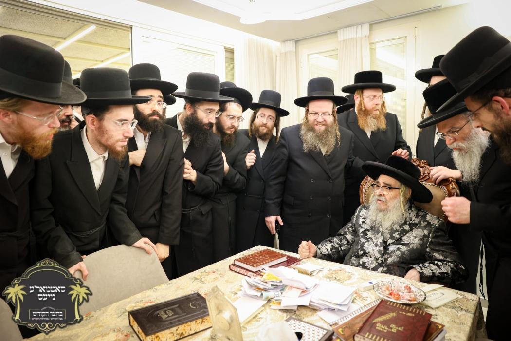 א קבוצה אינגעלייט מחסידי גור ביים זיך פארהערן ביי 