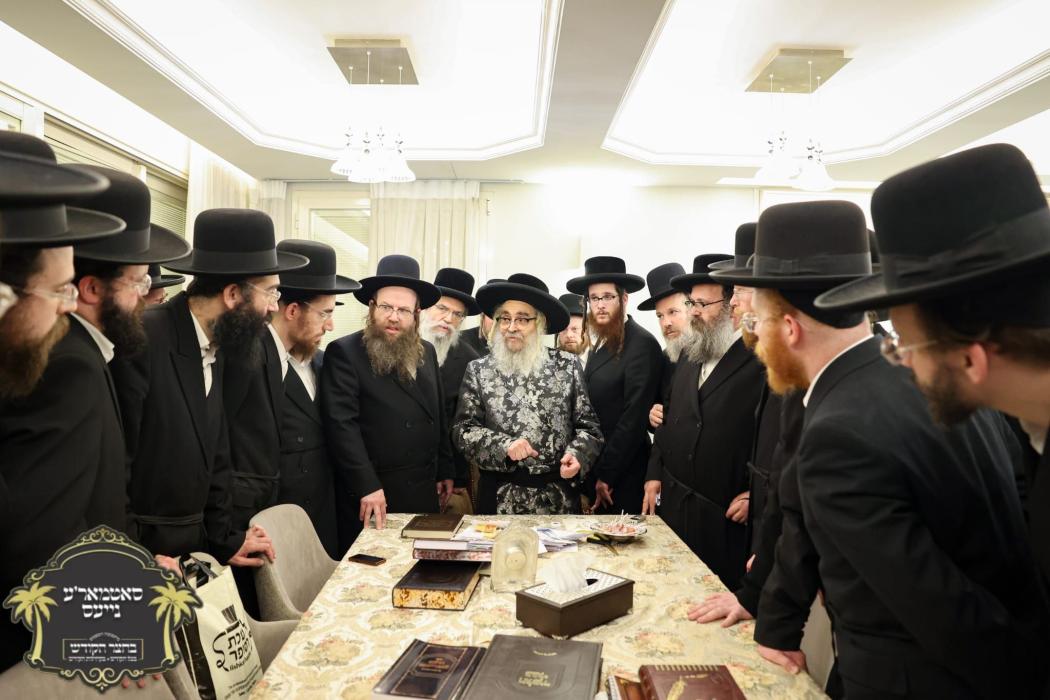 א קבוצה אינגעלייט מחסידי גור ביים זיך פארהערן ביי 