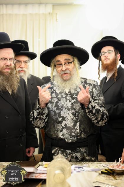 א קבוצה אינגעלייט מחסידי גור ביים זיך פארהערן ביי 