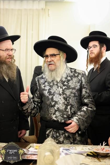 א קבוצה אינגעלייט מחסידי גור ביים זיך פארהערן ביי 