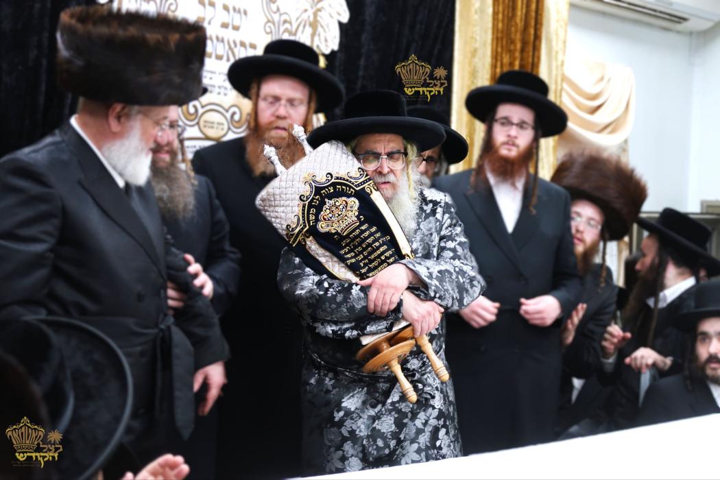 🌴בצל הקודש🌴
רבינו שליט"א ביים מעמד סיום כתיבת ספר 