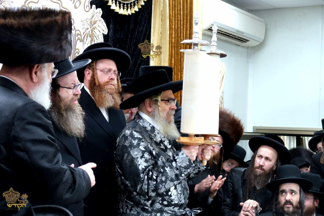 🌴בצל הקודש🌴
רבינו שליט"א ביים מעמד סיום כתיבת ספר 