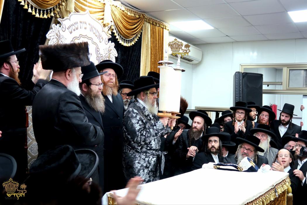 🌴בצל הקודש🌴
רבינו שליט"א ביים מעמד סיום כתיבת ספר 