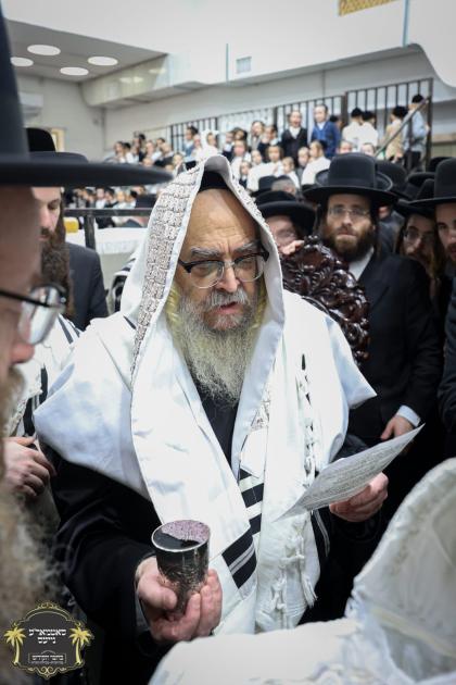 נאך בילדער כ''ק רבינו הגה''ק שליט''א ביים זיך אומק