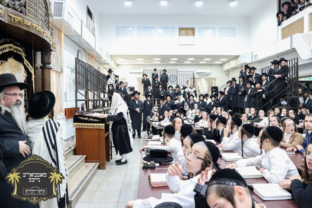 נאך בילדער כ''ק רבינו הגה''ק שליט''א ביים זיך אומק