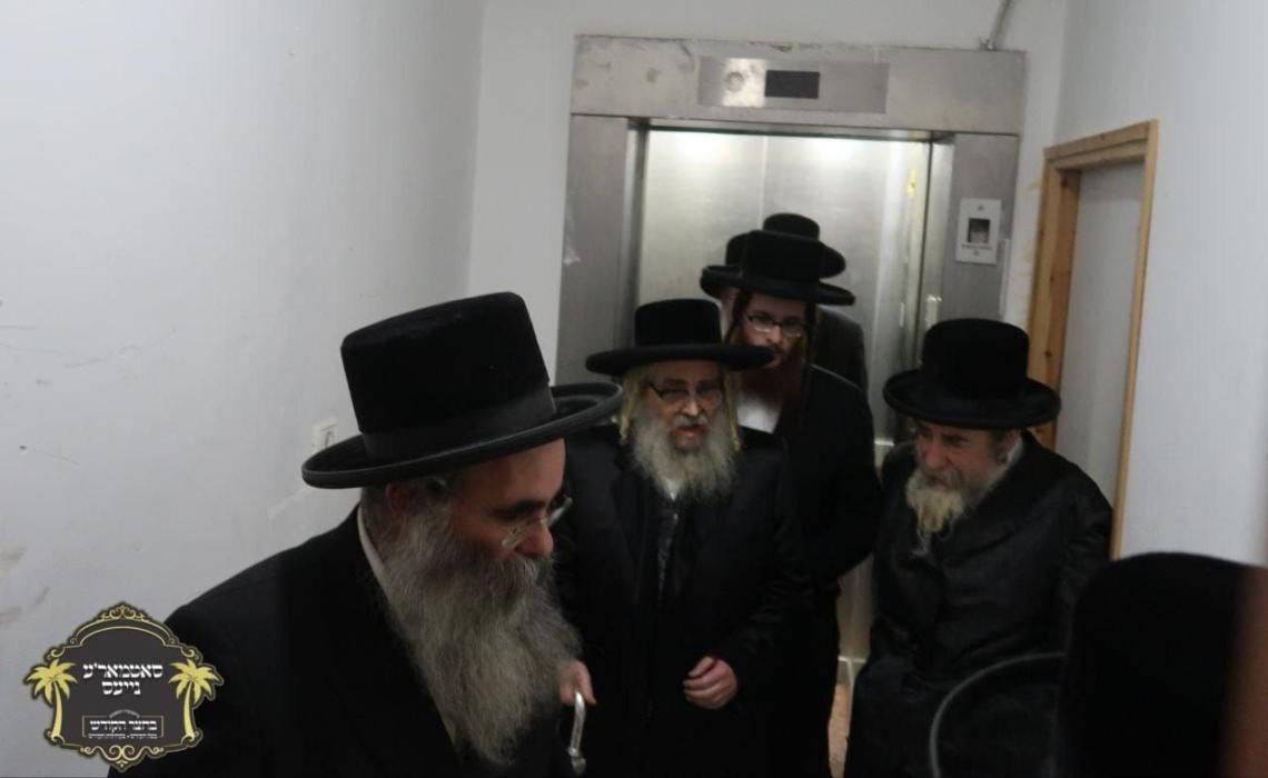 כ''ק רבינו הגה''ק שליט"א אויף א באזוך ביי כ"ק אדמו